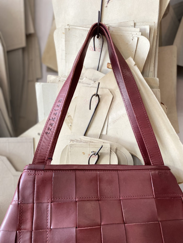 Upcycled woven everyday bag - Bordeaux - Image 3