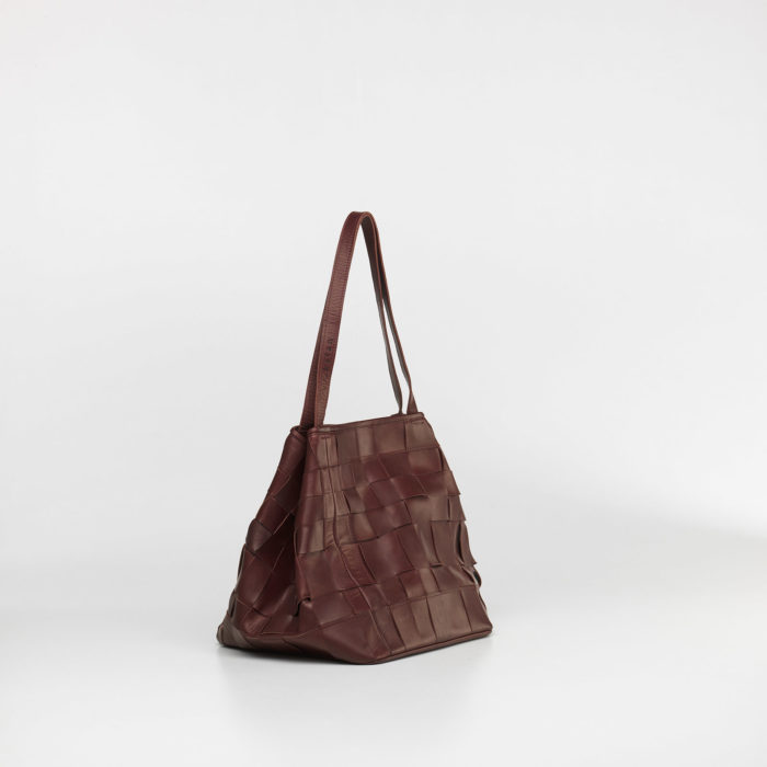 Upcycled woven everyday bag - Bordeaux - Image 5